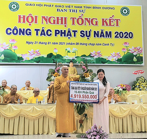 Bà Trần Thị Kim Lan tiếp nhận bảng tượng trưng số tiền gần 5 tỷ đồng ủng hộ Tết vì người nghèo năm 2021