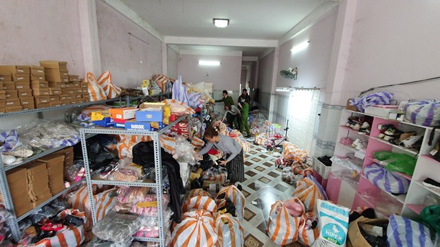 H&agrave;ng h&oacute;a kh&ocirc;ng r&otilde; nguồn gốc được nhập về để b&aacute;n online