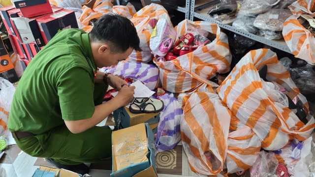 C&ocirc;ng an quận Li&ecirc;n Chiểu, TP. Đ&agrave; Nẵng ph&aacute;t hiện kho h&agrave;ng gi&agrave;y, d&eacute;p kh&ocirc;ng r&otilde; nguồn gốc xuất xứ.