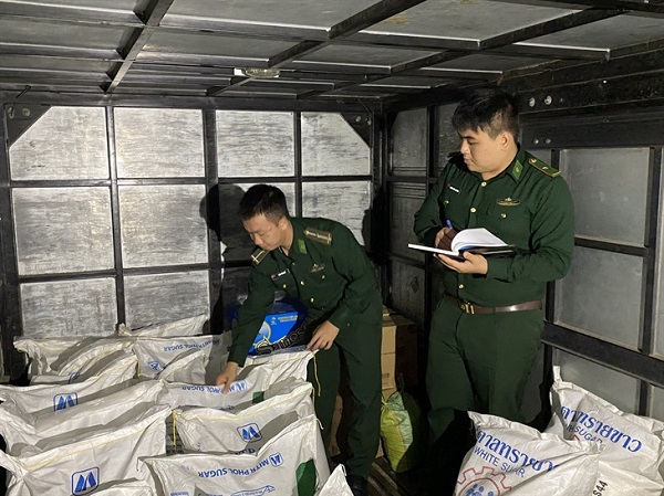 Quảng Ngãi: Phát hiện xe khách chở 1.350 kg đường nghi nhập lậu