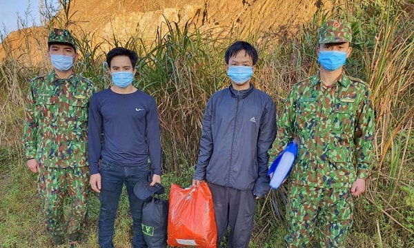 Hai người đàn ông vượt biên trái phép bị Đồn Biên phòng cửa khẩu Nam Giang bắt giữ