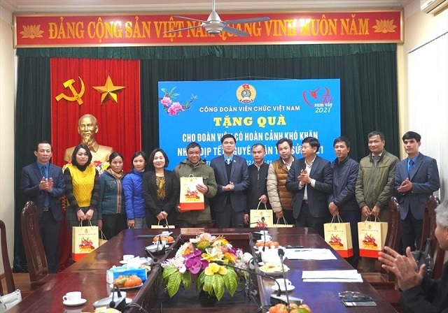 Đại diện lãnh đạo Tổng LĐLĐ VN và LĐLĐ tỉnh Thanh Hóa tặng quà tết cho các viên chức lao động khó khăn