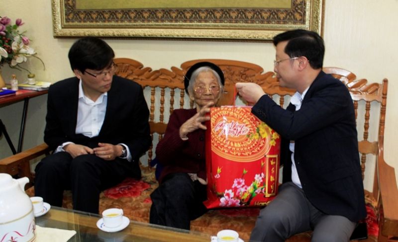 Đoàn công tác tỉnh Lai Châu tặng quà gia đình bà Lê Thị Tiện, vợ liệt sỹ, ở huyện Tân Uyên