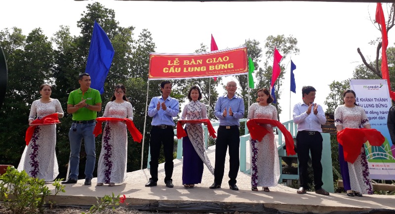 Đại diện Mcredit cùng với UBND xã Tạ An Khương Đông đã cắt băng khánh thành và thông xe Công trình Cầu dân sinh Lung Bững.