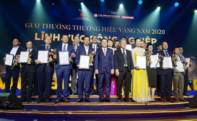 Chủ tịch UBND TPHCM Nguyễn Thành Phong trao giải thưởng Thương hiệu Vàng TPHCM năm 2020 cho các doanh nghiệp