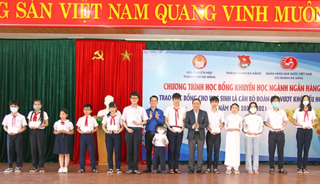 Đại diện Thành Đoàn Đà Nẵng phối hợp với Hội Khuyến học thành phố và Ngân hàng Nhà nước Việt Nam chi nhánh Đà Nẵng trao học bổng cho học sinh