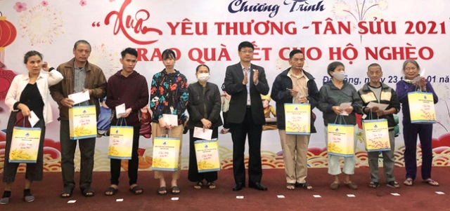 Chủ tịch Ủy ban MTTQ Việt Nam thành phố Ngô Xuân Thắng trao quà Tết cho hộ có khó khăn tại chương trình “Xuân yêu thương - Tân Sửu 2021”.