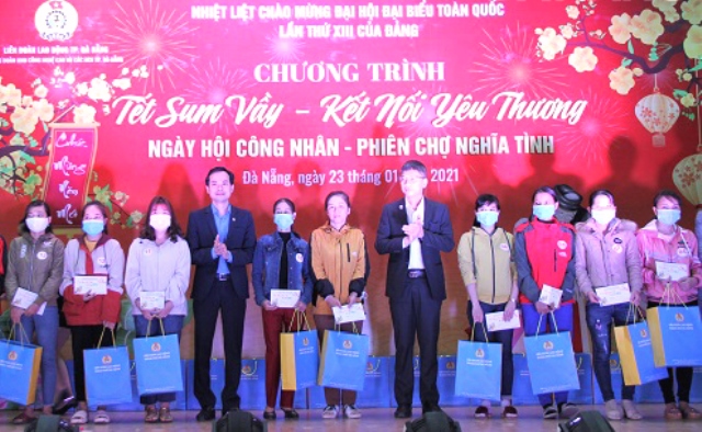 Công đoàn KCNC&CKCN Đà Nẵng trao tặng 1.000 suất quà, mỗi suất 1 triệu đồng cho đoàn viên có hoàn cảnh khó khăn