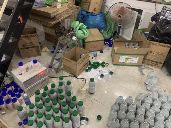 TP. HCM: Bắt gọn đường dây sản xuất thuốc bảo vệ thực vật nghi giả nhãn hiệu Antracol, Filia 525SE