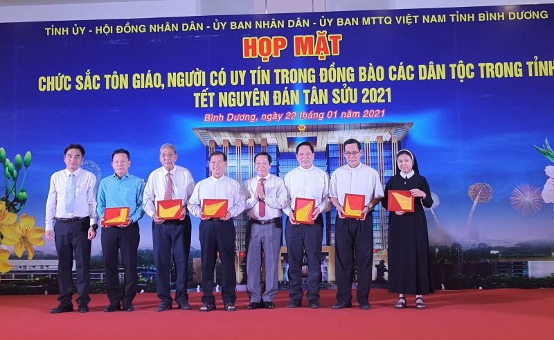 Ông Nguyễn Lộc Hà và ông Trần Đức Thịnh trao tặng Cờ Tổ quốc cho đại diện các tôn giáo tại lễ họp mặt