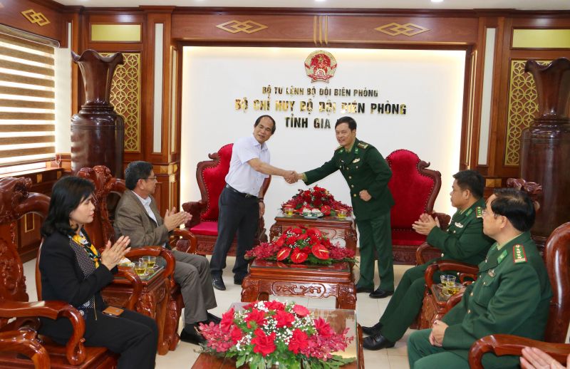 Chủ tịch UBND tỉnh Võ Ngọc Thành và đoàn công tác đến thăm, chúc Tết Bộ Chỉ huy Bộ đội Biên phòng tỉnh. Ảnh: Quang Tấn