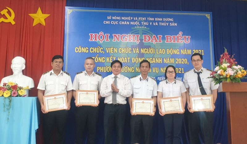 Ông Phạm Văn Bông, Giám đốc Sở NN&PTNT tặng giấy khen cho các tập thể