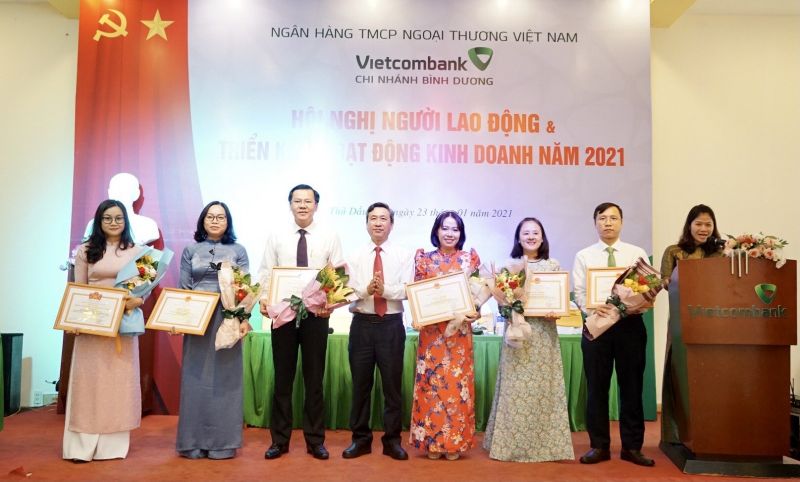Ông Võ Đình Phong, Giám đốc Ngân hàng Nhà nước Việt Nam- Chi nhánh Bình Dương trao bằng khen cho các cá nhân