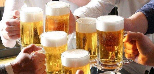 Uống nhiều rượu, bia có thể dẫn đến đái dầm