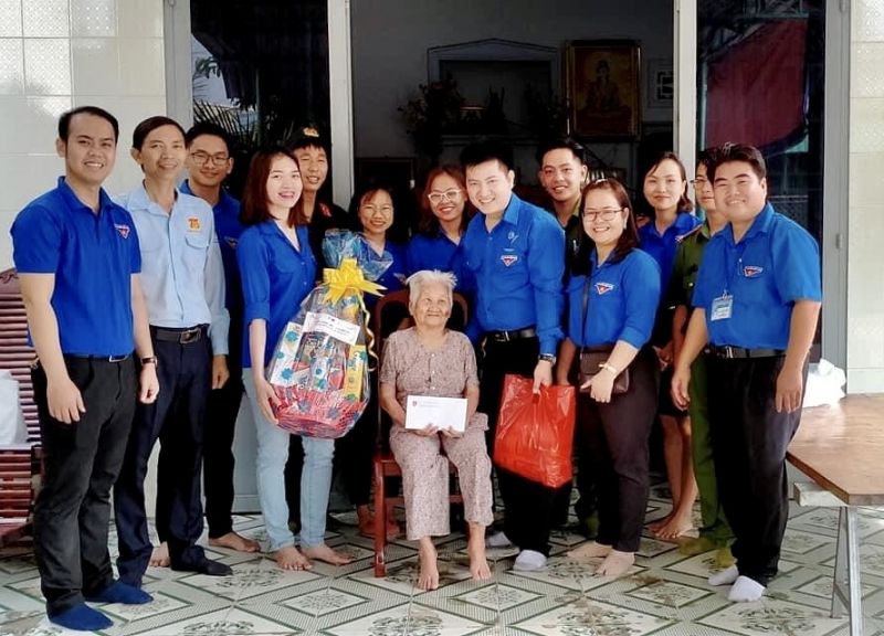Thăm và tặng quà cho mẹ Việt Nam anh hùng ở phường Mỹ Phước