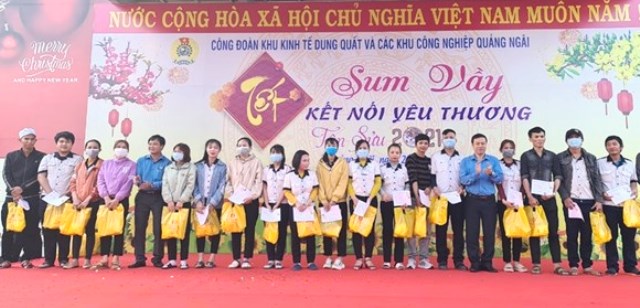 CĐ KKT Dung Quất và các KCN Quảng Ngãi trao quà cho người lao động