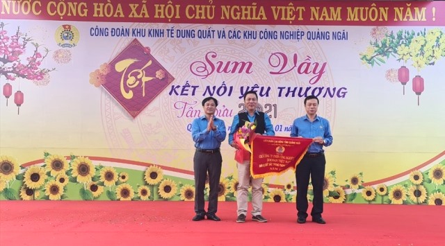 Trao cờ thi đua xuất sắc năm 2020 của LĐLĐ tỉnh Quảng Ngãi cho CĐCS Công ty TNHH CNN Doosan Việt Nam.