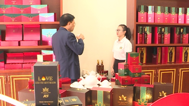 Khách hàng dùng thử sản phẩm thương hiệu Sâm Ngọc Linh Kon Tum K5 trong ngày khai trương.