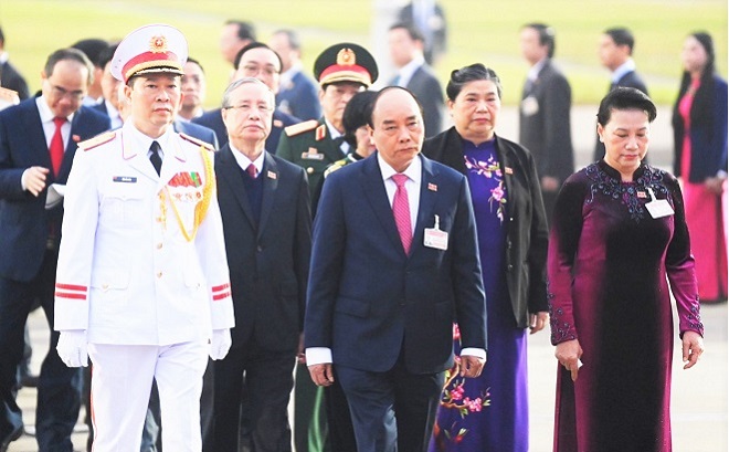 Thủ tướng Nguyễn Xuân Phúc, Chủ tịch Quốc hội Nguyễn Thị Kim Ngân cùng các ủy viên Bộ Chính trị vào Lăng viếng Bác