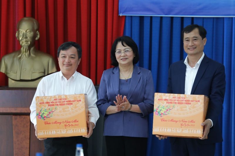 Phó Chủ tịch nước trao quà tết cho đại diện UBND tỉnh Bình Dương và ông Trần Minh Văn – Giám đốc Điều hành Khối Sản xuất của Vinamilk