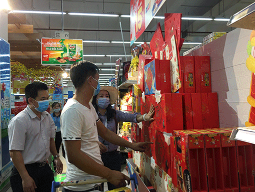Bình Dương: Thị trường giỏ quà tết phong phú, giá cả ổn định