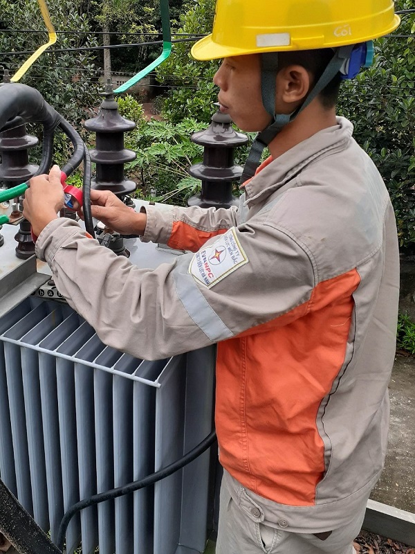 Công nhân Công ty Điện lực Hà Nam kiểm tra kỹ thuật tại TBA 110 kV Thạch Tổ, xã Thanh Hà (Thanh Liêm) phục vụ đảm bảo điện cho các trạm bơm phục vụ bơm nước đổ ải vụ Đông Xuân 2020-2021