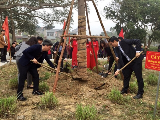 Các đại biểu trồng cây tại Khu lưu niệm Bác Hồ, thôn Lạc Trung, xã Bình Dương