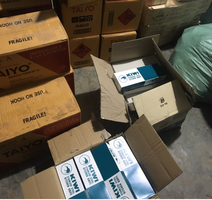 Phát hiện hóa nhập lậu cất giấu trong chợ nông sản