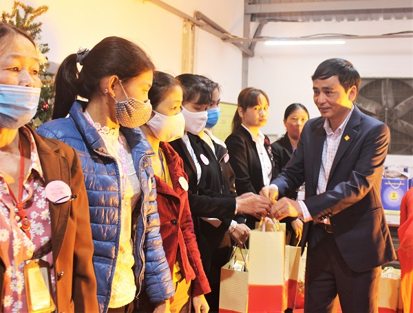 Đại diện lãnh đạo LĐLĐ tỉnh trao quà của Tổng LĐLĐ Việt Nam cho các công nhân có hoàn cảnh khó khăn.