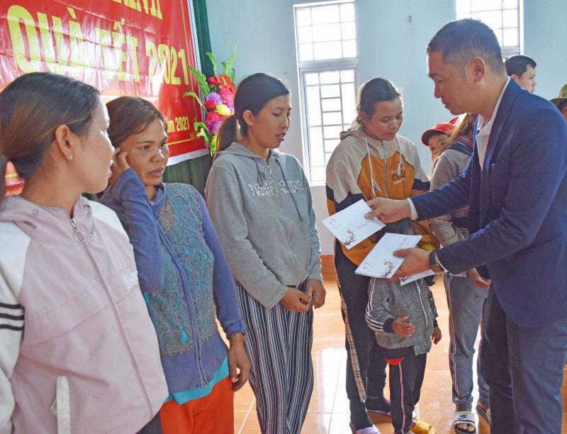 Ông Nguyễn Tuấn-Giám đốc Showroom Vinfast Gia Lai (Tập đoàn Vingroup) tặng quà cho các hộ nghèo ở huyện Kbang. Ảnh: Hà Phương