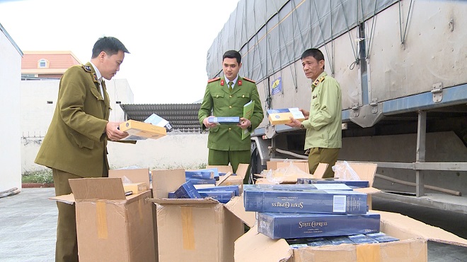 Đội Quản lý thị trường số 2 – Cục Quản lý thị trường tỉnh Thanh Hóa đang tiến hành kiểm tra xe hàng