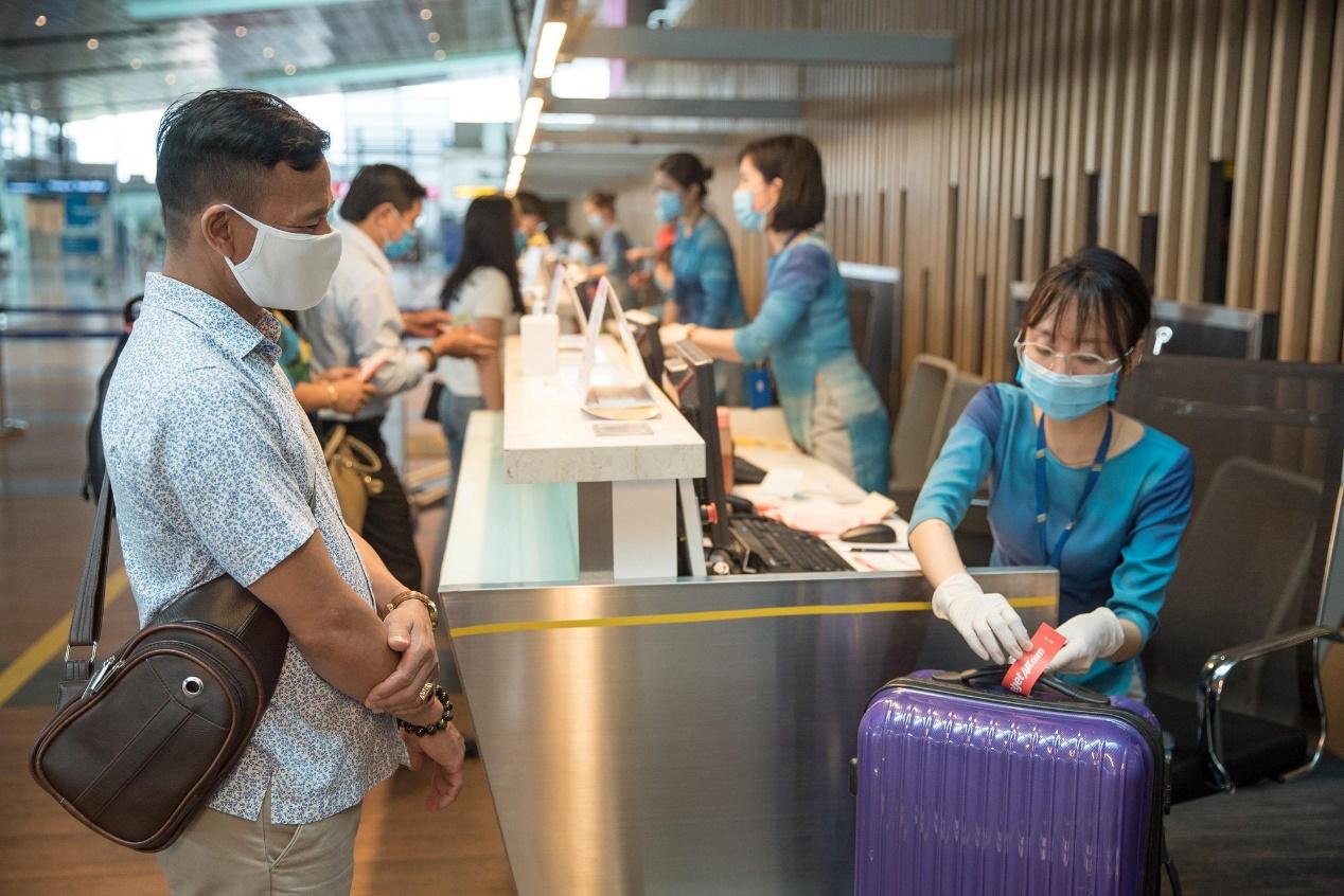 Việc khai thác các chuyến bay thương mại được thực hiện theo yêu cầu khắt khe về an toàn, phòng dịch: Tất cả hành khách đều khai báo y tế, thường xuyên rửa tay, đeo khẩu trang trong suốt hành trình di chuyển..