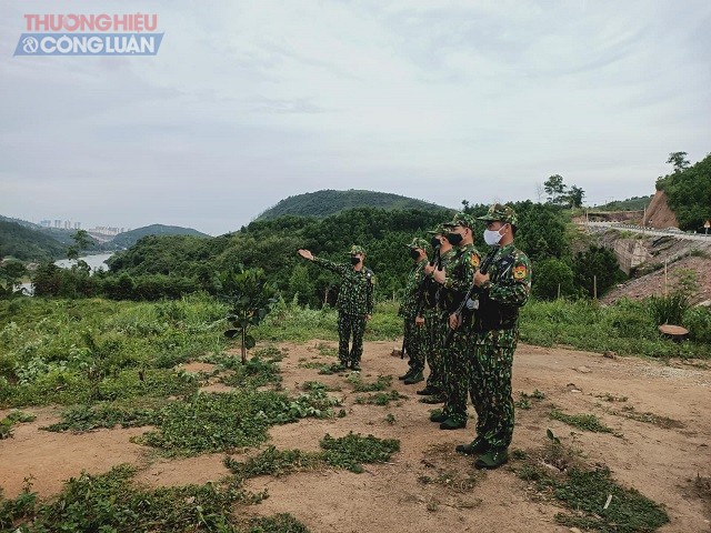 Các chiến sỹ Đồn Biên phòng Bắc Sơn tuần tra, kiểm soát khu vực biên giới