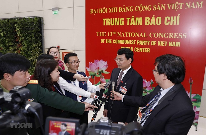 Đồng chí Đặng Xuân Phong (Đoàn đại biểu Đảng bộ tỉnh Lào Cai) trả lời phỏng vấn của phóng viên các cơ quan thông tấn, báo chí (Ảnh: TTXVN)
