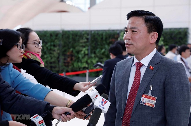 Đồng chí Đỗ Trọng Hưng (Đoàn đại biểu Đảng bộ tỉnh Thanh Hoá) trả lời phỏng vấn của phóng viên các cơ quan thông tấn, báo chí (Ảnh: TTXVN)