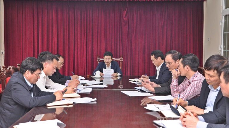 Phó Chủ tịch UBND tỉnh Vũ Chí Giang trao đổi cùng các sở, ngành tại hội nghị. Ảnh: Chu Kiều