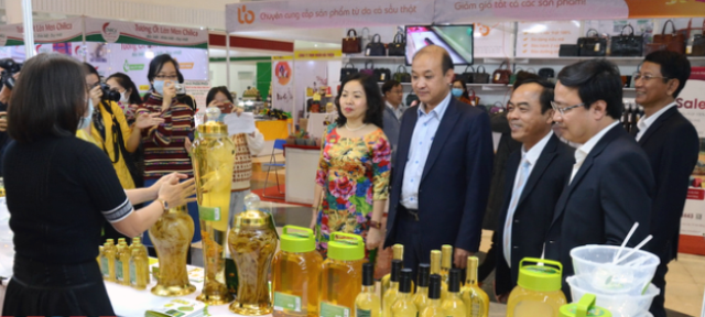Lãnh đạo TP. Đà Nẵng tham quan các gian hàng tại Hội chợ Xuân 2021