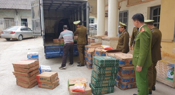 Lạng Sơn: "Chặn đứng" hơn nửa tấn xúc xích, chả cá hôi thối