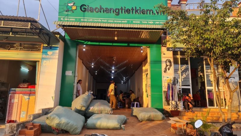 Tạm giữ số lượng lớn áo len không có hóa đơn chứng từ tại địa điểm kinh doanh thuộc Công ty CP giao hàng tiết kiệm Chi nhánh Gia Lai