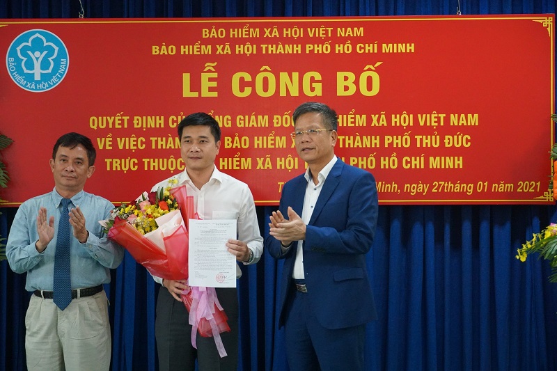 Thừa ủy quyền Tổng Giám đốc BHXH Việt Nam, Phó Tổng Giám đốc Trần Đình Liệu trao Quyết định thành lập BHXH TP. Thủ Đức