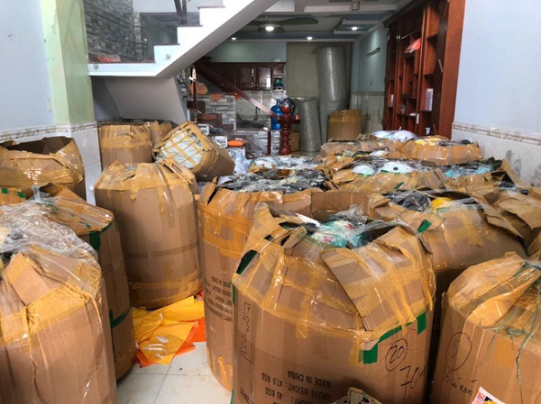 TP.HCM: Phát hiện gần 4.200 nón bảo hiểm giả mạo nhãn hiệu "Nón Sơn"