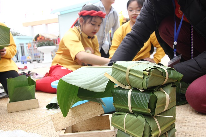 Tham gia Ngày hội, học sinh được trải nghiệm hoạt động gói bánh chưng truyền thống