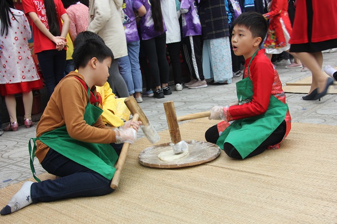 Trong Ngày hội, các em học sinh không chỉ được tham gia những trải nghiệm truyền thống như gói bánh chưng, tự tay làm báy dầy...