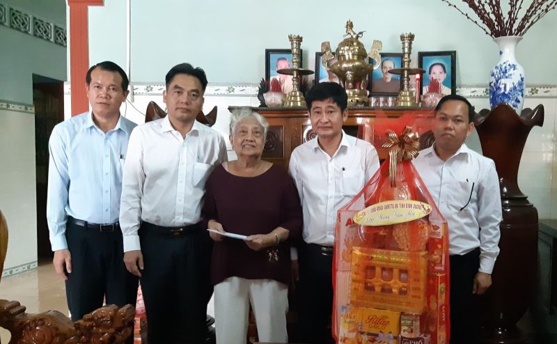 Ông Nguyễn Lộc Hà tặng quà cho bà Huỳnh Thị Dơn. Ảnh: Minh Hiếu