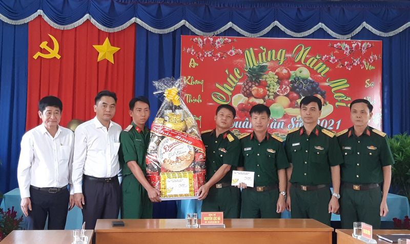 Ông Nguyễn Lộc Hà tặng quà cho cán bộ, chiến sĩ Trung đoàn 6 thuộc Bộ chỉ huy Quân sự tỉnh. Ảnh: Minh Hiếu