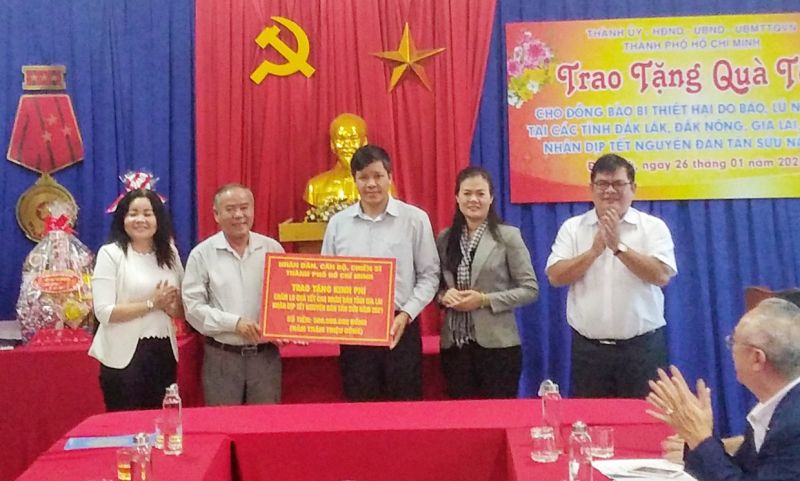 Ông Đinh Ngọc Hải-Phó Chủ tịch Ủy ban MTTQ Việt Nam tỉnh Gia Lai (đứng giữa) tiếp nhận số tiền hỗ trợ của 
