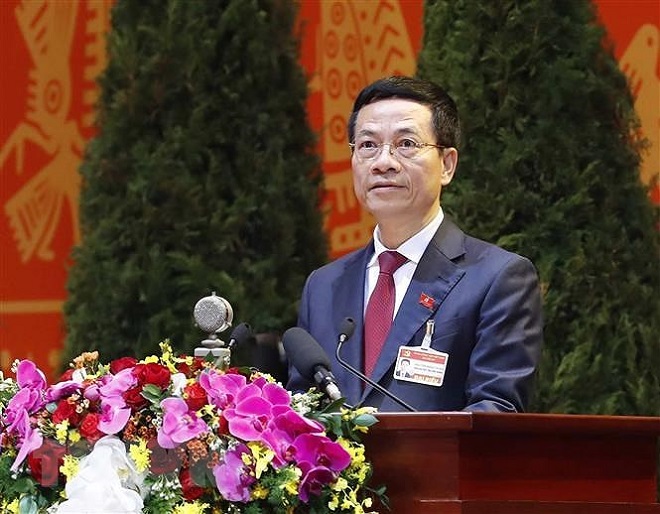 Đồng chí Nguyễn Mạnh Hùng, Ủy viên Trung ương Đảng, Bí thư Ban Cán sự Đảng, Bộ trưởng Bộ Thông tin và Truyền thông trình bày tham luận (Ảnh: TTXVN)