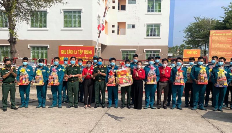 Bình Dương: Trao tặng thêm nhiều phần quà tết cho người nghèo