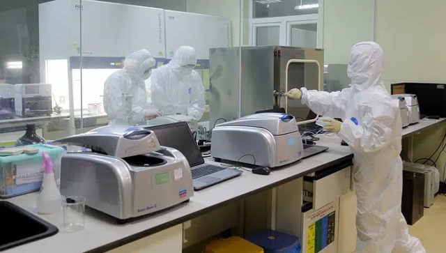 Hệ thống xét nghiệm của Trung tâm Kiểm soát bệnh tật Quảng Ninh tăng cường xét nghiệm các mẫu bệnh phẩm.