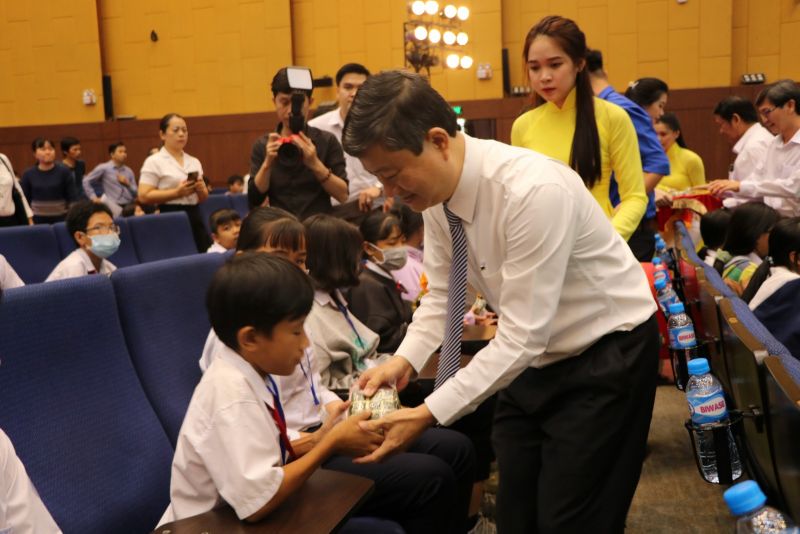 Ông Võ Văn Minh tặng quà xuân cho trẻ em. Ảnh: Ánh Sáng